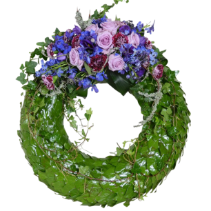 Grön krans dekorerad med lila, blå och röda blommor på toppen.